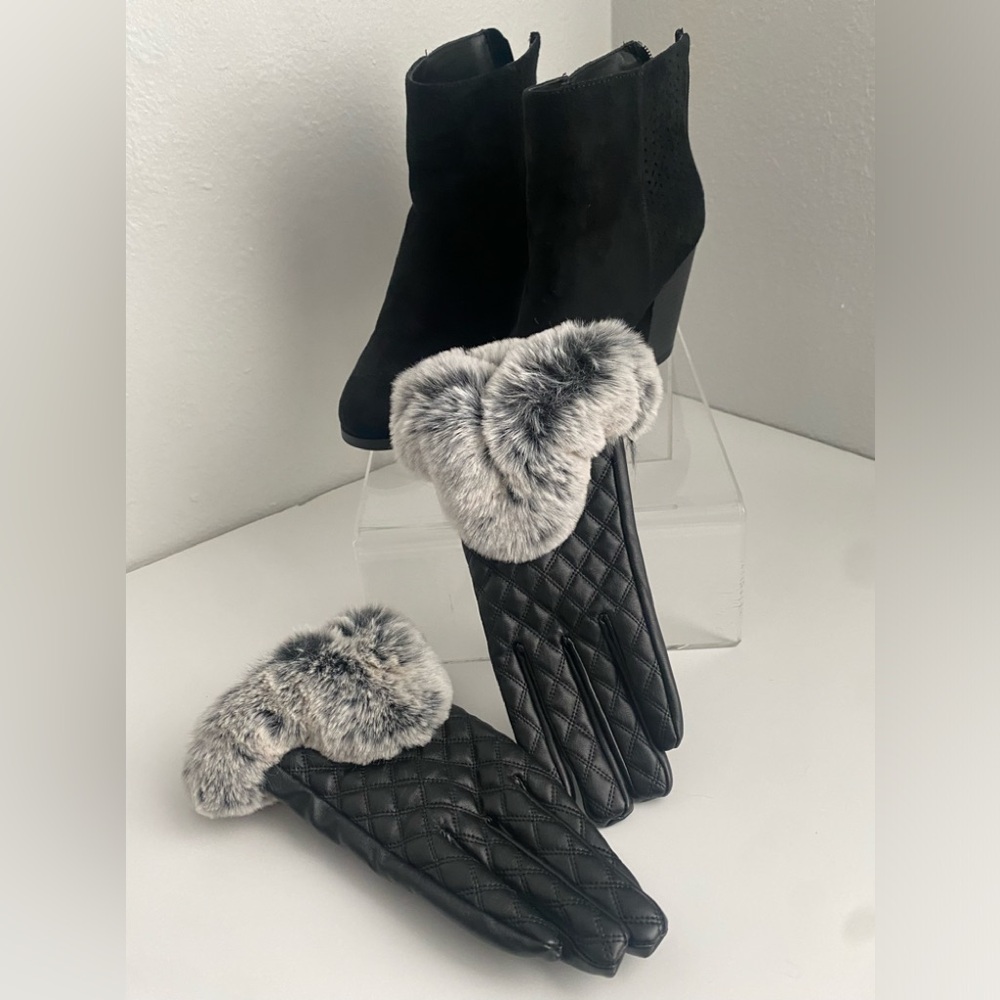 Small black gloves.